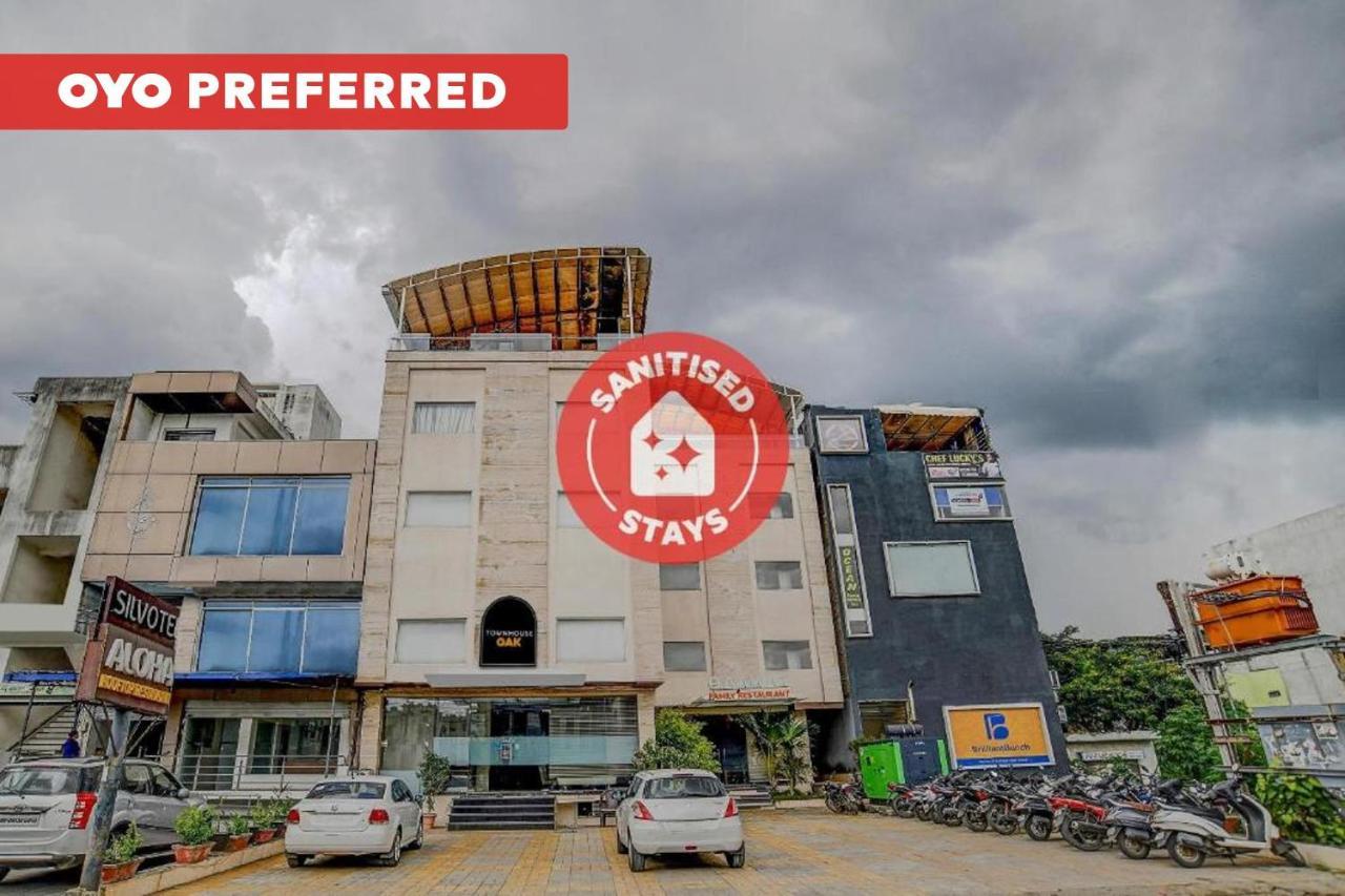 Vaccinated Staff- Townhouse Oak Hotel Silvotel Indore Eksteriør bilde