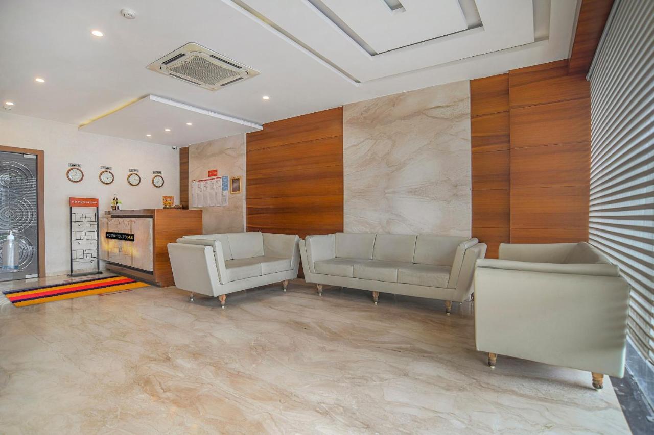 Vaccinated Staff- Townhouse Oak Hotel Silvotel Indore Eksteriør bilde