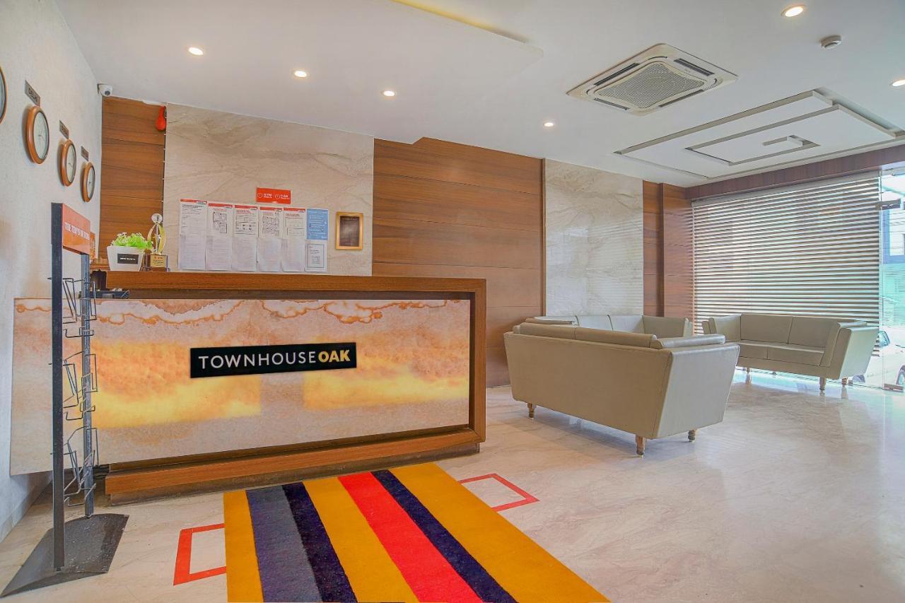 Vaccinated Staff- Townhouse Oak Hotel Silvotel Indore Eksteriør bilde