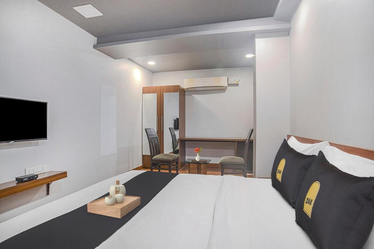 Vaccinated Staff- Townhouse Oak Hotel Silvotel Indore Eksteriør bilde