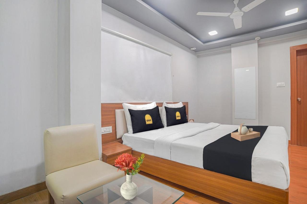 Vaccinated Staff- Townhouse Oak Hotel Silvotel Indore Eksteriør bilde