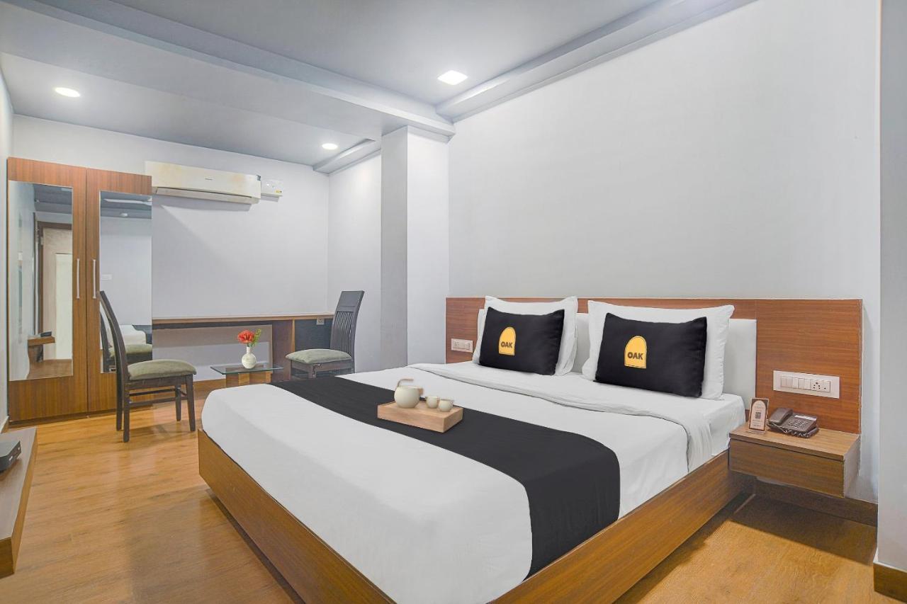 Vaccinated Staff- Townhouse Oak Hotel Silvotel Indore Eksteriør bilde