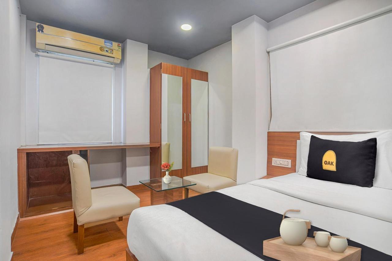 Vaccinated Staff- Townhouse Oak Hotel Silvotel Indore Eksteriør bilde