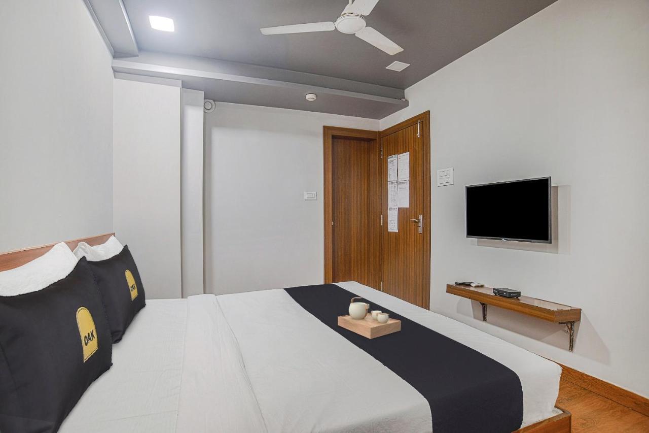 Vaccinated Staff- Townhouse Oak Hotel Silvotel Indore Eksteriør bilde