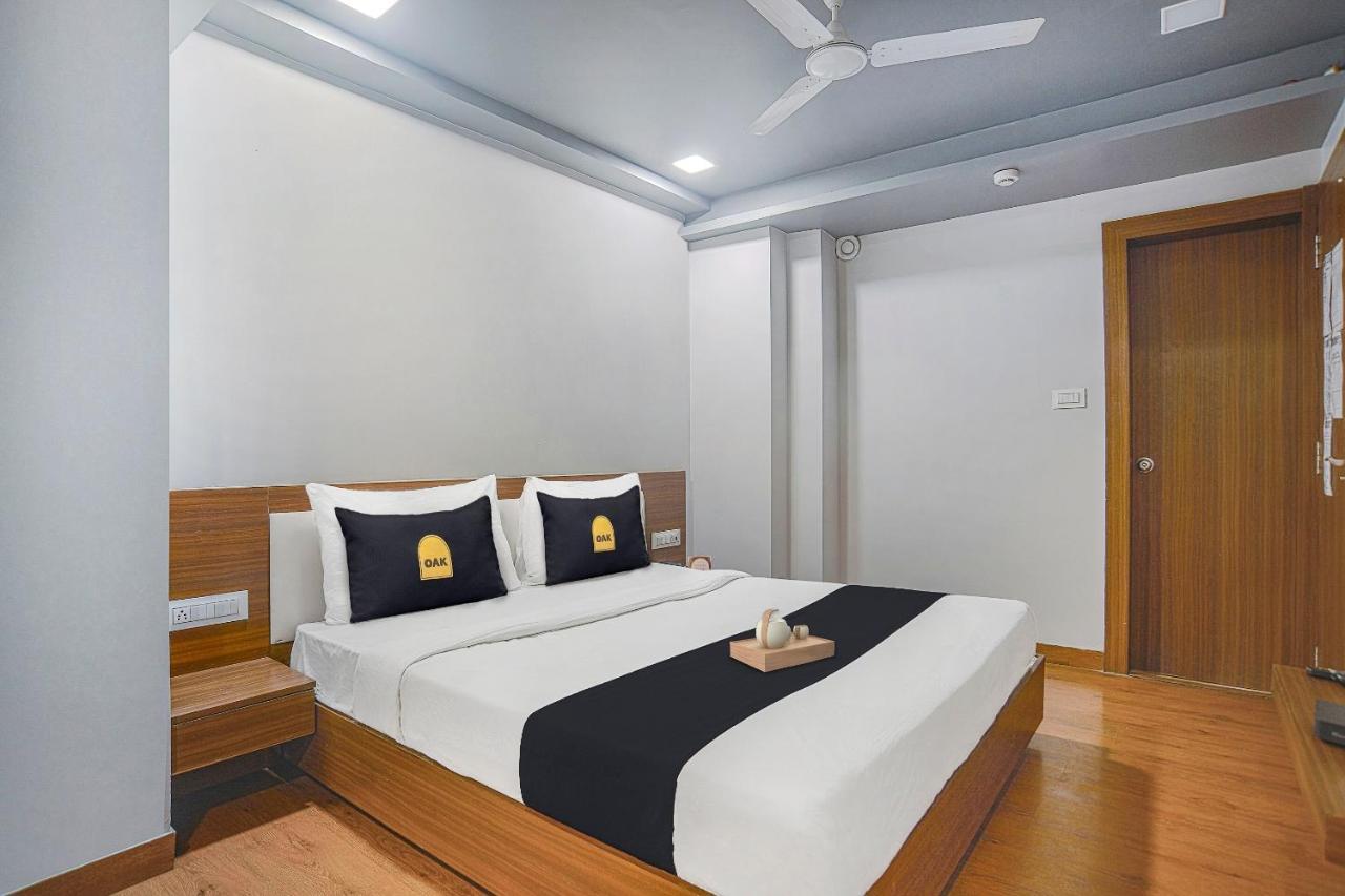 Vaccinated Staff- Townhouse Oak Hotel Silvotel Indore Eksteriør bilde