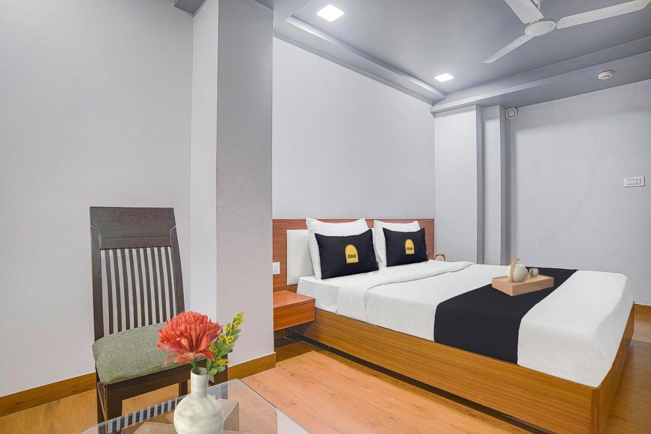 Vaccinated Staff- Townhouse Oak Hotel Silvotel Indore Eksteriør bilde