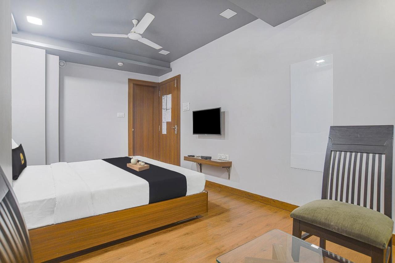Vaccinated Staff- Townhouse Oak Hotel Silvotel Indore Eksteriør bilde