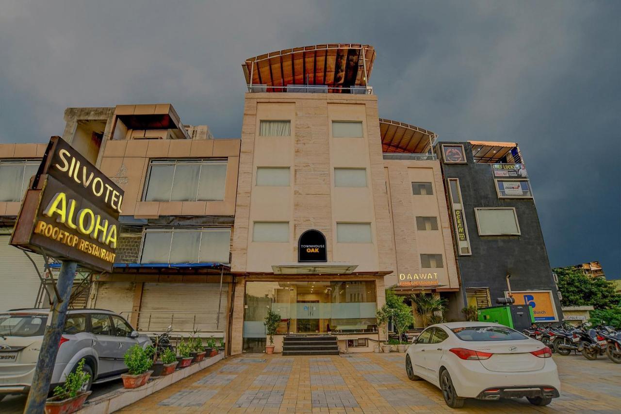Vaccinated Staff- Townhouse Oak Hotel Silvotel Indore Eksteriør bilde