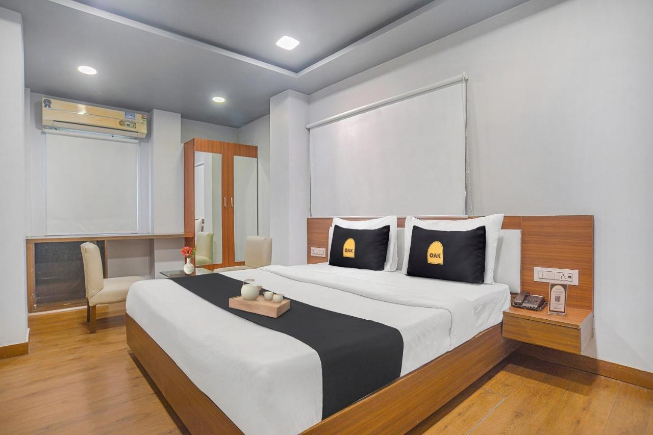 Vaccinated Staff- Townhouse Oak Hotel Silvotel Indore Eksteriør bilde
