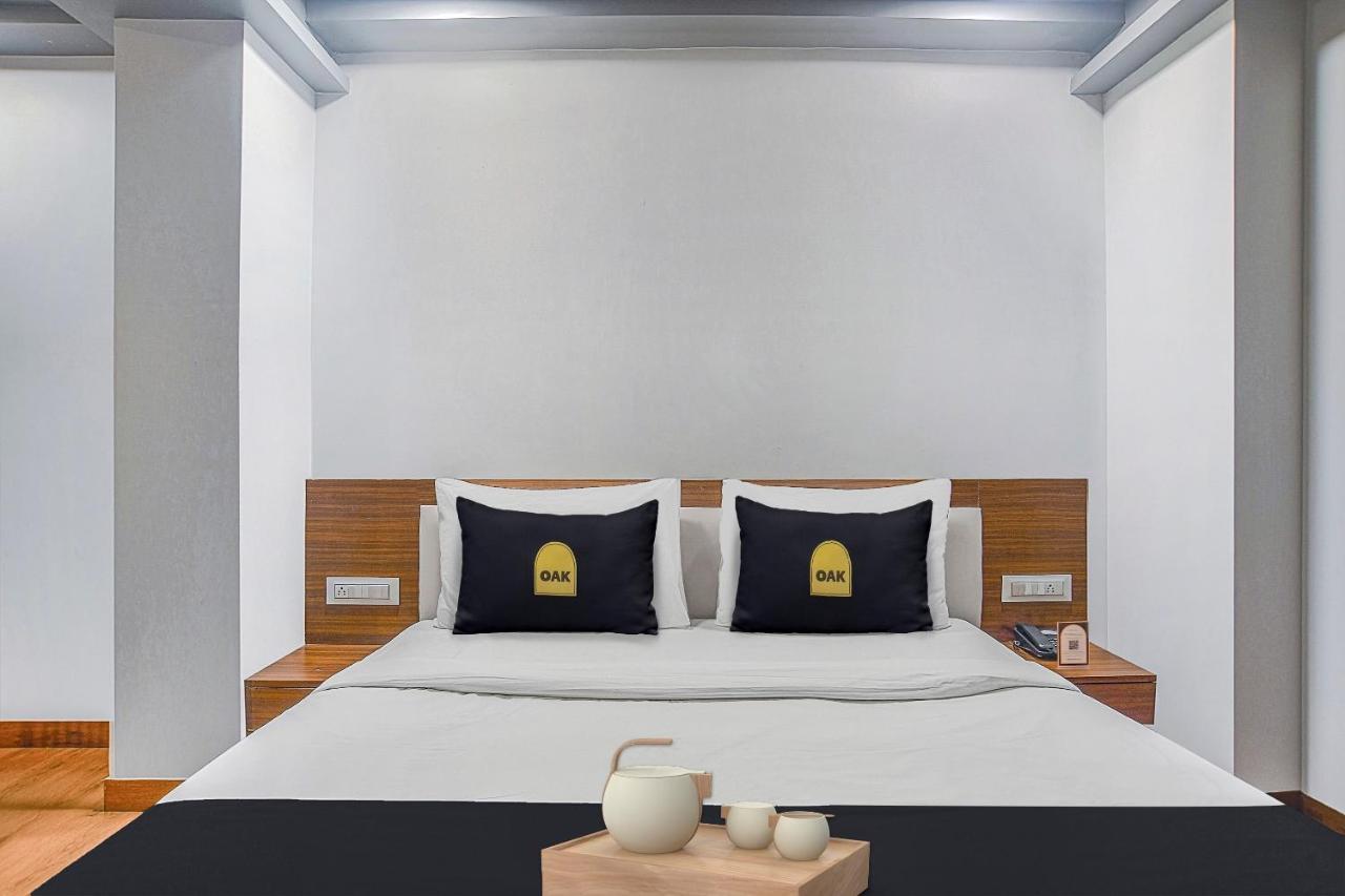 Vaccinated Staff- Townhouse Oak Hotel Silvotel Indore Eksteriør bilde