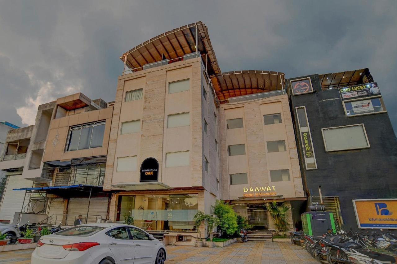 Vaccinated Staff- Townhouse Oak Hotel Silvotel Indore Eksteriør bilde